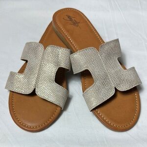 NWOT Daytrip Cream Tan Sandals H-Shaped Design